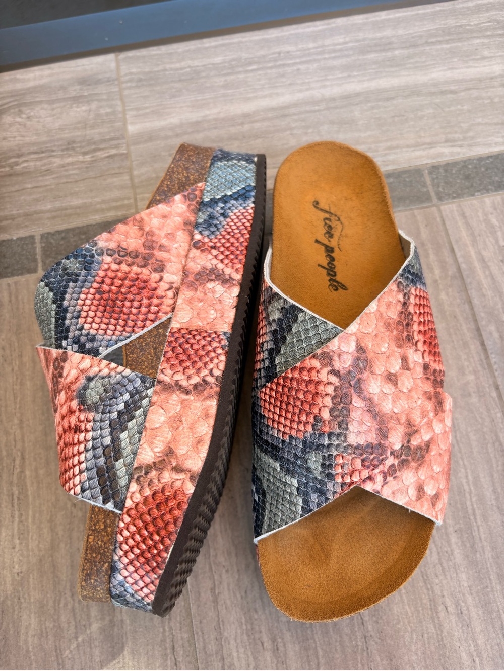 NWOT FREE PEOPLE Sidelines Flatform Sandals, size 37 (US size 7-7.5)
